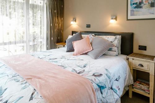 蒂阿罗哈隆纳里酒店的一间卧室配有一张大床和枕头