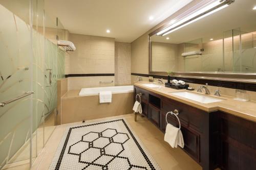 上海上海百乐门精品酒店的一间带水槽、浴缸和镜子的浴室