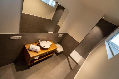 丁戈尔芬Aparthotel nah dran的享有带水槽和镜子的浴室的顶部景致