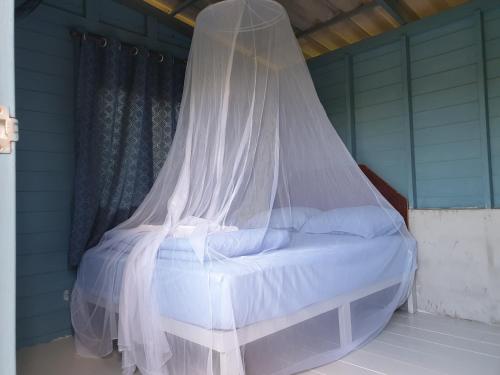 阁遥岛Baan Suan Coconut Ko Yao Noi的客房内的蚊帐