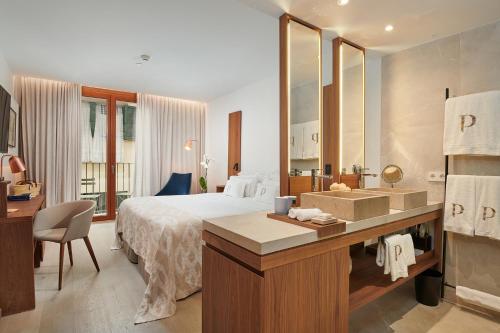 马略卡岛帕尔马Es Princep - The Leading Hotels of the World的一间酒店客房 - 带一张床和一间浴室