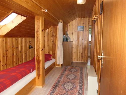 阿尔皮尔斯巴赫Untermetzgersbauernhof Alpirsbach的小木屋内一间卧室,配有一张床