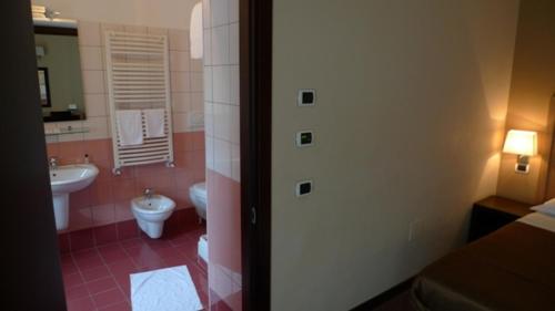 Capistrello德梅斯酒店的一间带卫生间和水槽的浴室