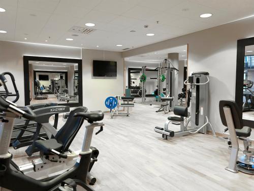 巴斯塔德斯康森巴斯塔德酒店的健身房设有数台跑步机和椭圆机