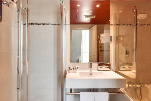 巴黎巴黎巴士底玛莱斯美居酒店的一间带水槽和淋浴的浴室