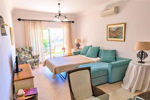 拉戈斯Boavista Fairviews Village的客厅配有蓝色的沙发和桌子