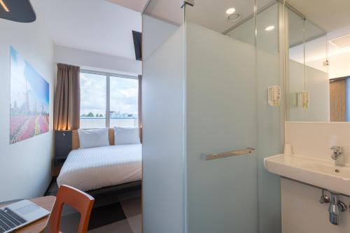 Maxhotel Amsterdam Airport Schiphol的一间浴室