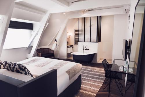 阿姆斯特丹Morgan & Mees Amsterdam的一间卧室配有一张床、一个浴缸和一个水槽
