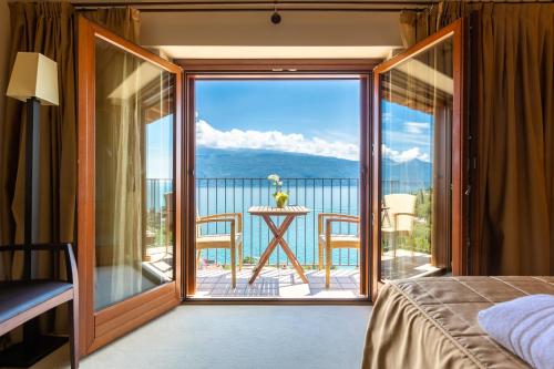 加尔尼亚诺Hotel Meandro - Lake View的一间卧室设有海景阳台