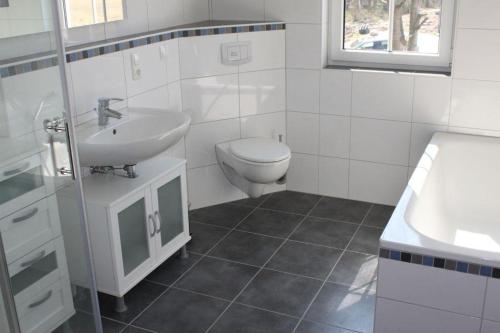 布雷格Reethaus-Deichkrone的白色的浴室设有水槽和卫生间。