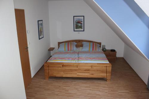 布雷格Reethaus-Deichkrone的阁楼卧室配有木床