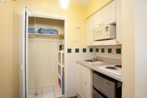 威尼斯Venice Villas * Studio #49的小厨房配有白色橱柜和水槽