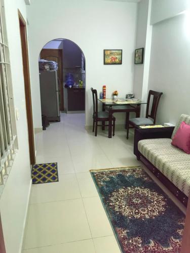 卡拉奇"Service Apartments Karachi" Beach View的客厅配有沙发和桌子