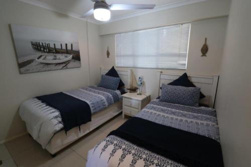 乌姆德洛蒂Cozumel 410的一间卧室设有两张床和窗户。