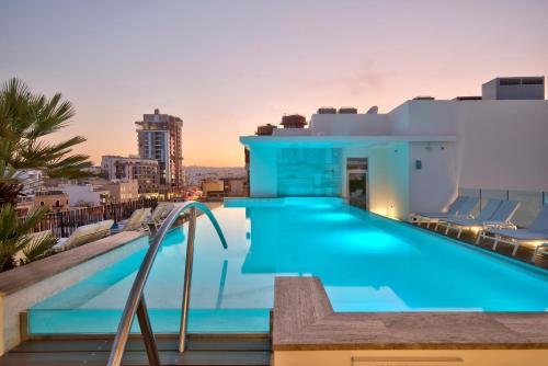 圣朱利安斯瓦伦蒂娜酒店的建筑物屋顶上的游泳池