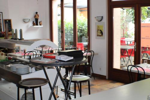 Ispagnac拉斯维吉内罗吉斯酒店的厨房配有桌椅和窗户。
