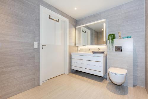 BlaksetModern Apartment with panorama wiew的浴室配有白色卫生间和盥洗盆。