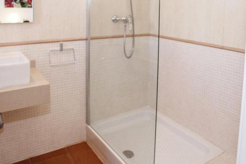 赛阿隆加Fuentezuelas Pool Villa的浴室里设有玻璃门淋浴