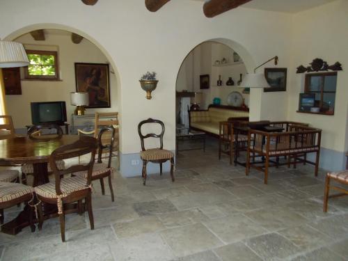 卡尔佩尼亚Country House "Locanda Le Querce"的客厅配有桌椅和电视