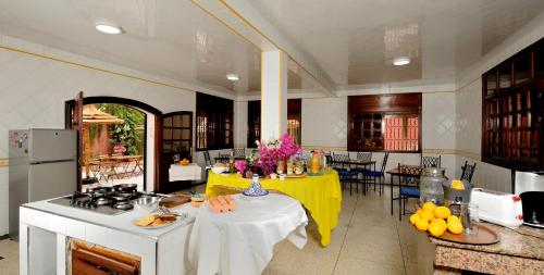 卡萨布兰卡卡萨布兰卡旅馆的厨房配有一张带黄桌布的桌子