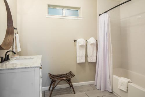 盖尔南维尔沿河路别墅酒店的浴室配有淋浴帘和盥洗盆。