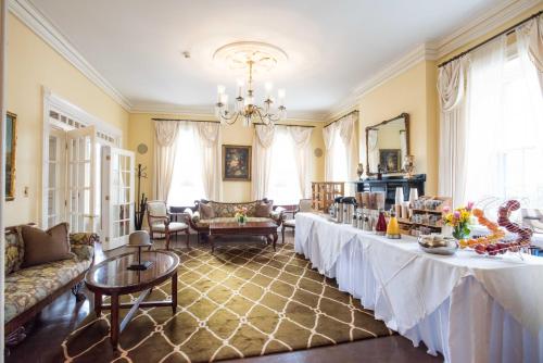 楠塔基特贾里德科芬大厦酒店的客厅配有两张桌子和一张沙发