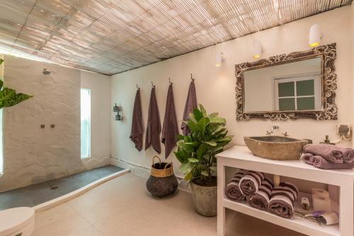 坎古Eco Bamboo Bungalow 4的一间带水槽和镜子的浴室