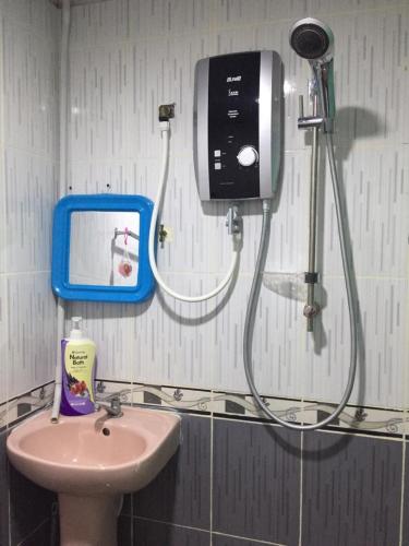 Kampong Bagan SamakAMIMAS HOMESTAY的一间带肥皂分配器和盥洗盆的浴室