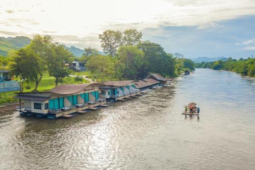 塞友Binlha Raft Resort的河里,水里有房子和船