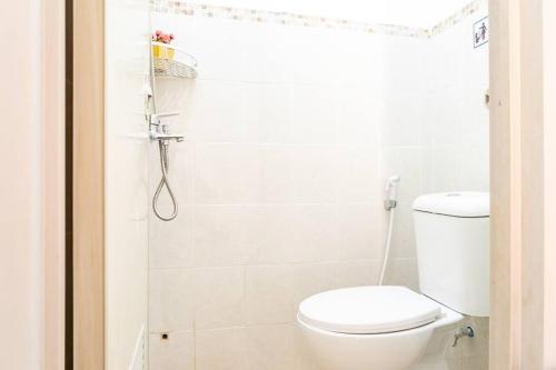 雅加达RedDoorz near Tarumanagara University的一间带卫生间和淋浴的浴室
