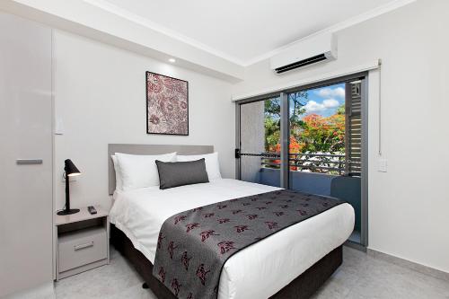 达尔文达尔文阿古斯酒店的一间卧室设有一张大床和一个窗户。