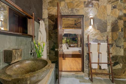 埃拉98英亩Spa酒店的一间带大型石墙的浴室