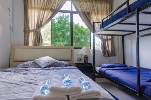 斯里巴加湾市Poni Homestay的一间卧室设有两张双层床和一扇窗户。