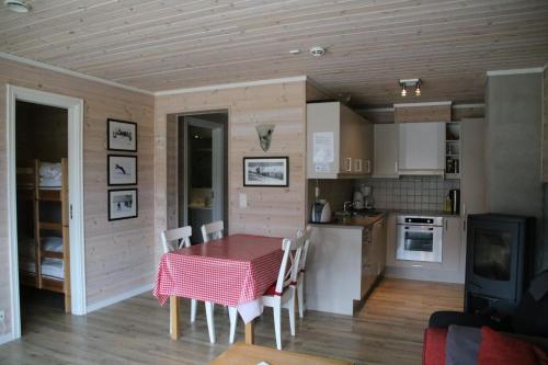 VossestrandMyrkdalen Resort Øvre Bygardslii apartment的厨房以及带桌椅的用餐室。