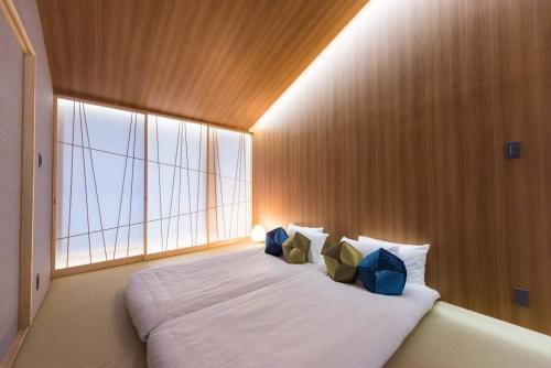 京都TABITABI STAY MOONLIGHT的一张大床,位于带大窗户的房间里