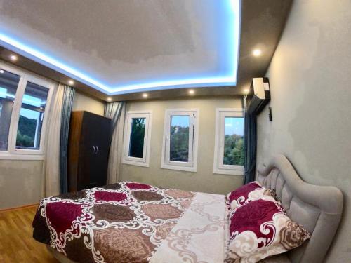 亚洛瓦PASHA APART~BOUTİQUE HOTEL/YALOVA的一间设有床铺的卧室,位于带窗户的房间内