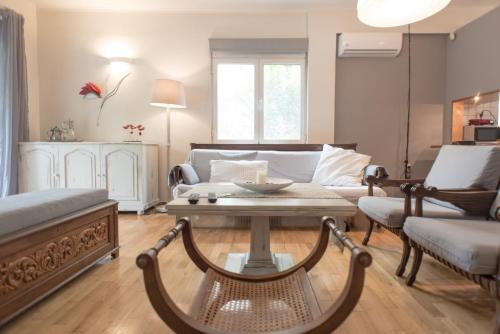 雅典经济实惠豪华花园公寓 的带沙发和咖啡桌的客厅