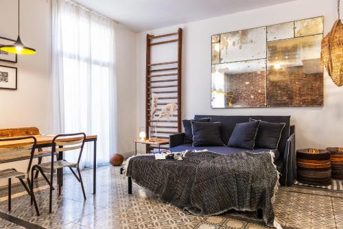巴塞罗那Brummell Apartments Eixample Izquierda/Valeris的客厅配有沙发和桌子