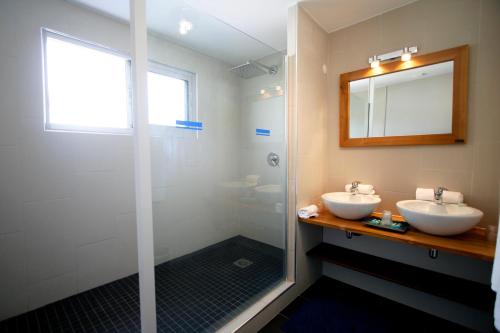 圣皮埃尔Hotel Exsel Victoria的一间带两个盥洗盆和淋浴的浴室