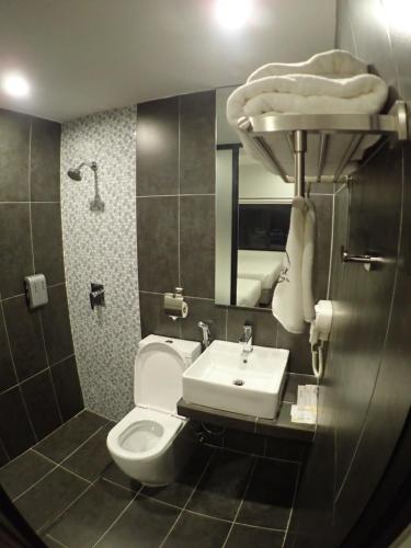 八打灵再也Apex Boutique Hotel @ Bandar Sunway的一间带卫生间和水槽的浴室