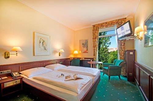 柏林希尔霍夫环形酒店的酒店客房设有床和窗户。