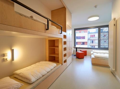 阿尔泽特河畔埃施埃施/阿尔吉特河青年旅舍的一间卧室配有双层床