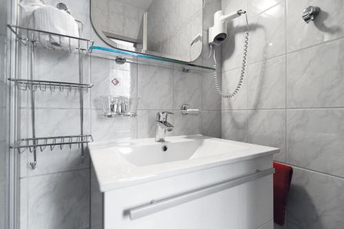 艾本施托克武德恩德餐厅酒店的白色的浴室设有水槽和镜子