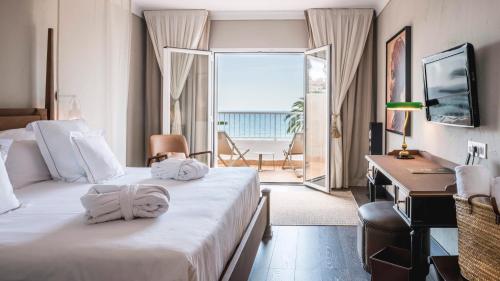 马略卡岛帕尔马拉卡拉精品比利酒店 - 仅限成人的酒店客房设有两张床,享有海景。