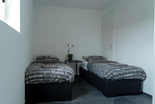 哈尔德韦克Huis van Harderwijk的卧室内两张并排的床