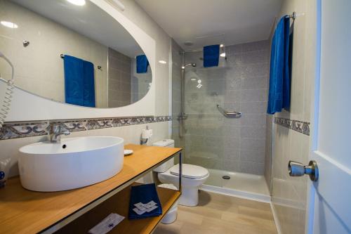阿吉内金海滩赛尔瓦图绿滩酒店的一间带水槽、卫生间和镜子的浴室