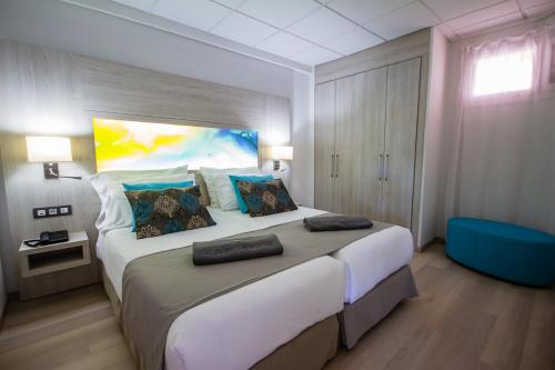 阿吉内金海滩赛尔瓦图绿滩酒店的一间卧室,卧室内配有一张大床