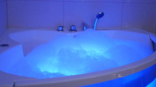 隆达La Perla Blanca - Ronda的浴室设有蓝色灯光浴缸。