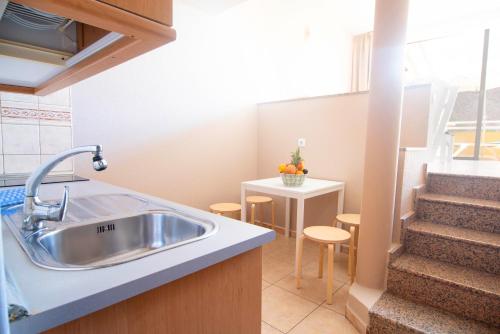 莫罗德哈布雷Apartamentos Punta Marina by LIVVO的一个带水槽和楼梯的厨房