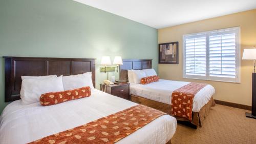 奥兰多奥兰多环球影城附近I大道天空套房公寓的酒店客房设有两张床和窗户。